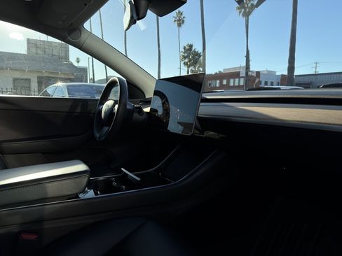 Used 2021 Tesla Model Y Long Range image 17