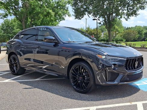 Used 2024 Maserati Levante Trofeo AWD/4WD image 3