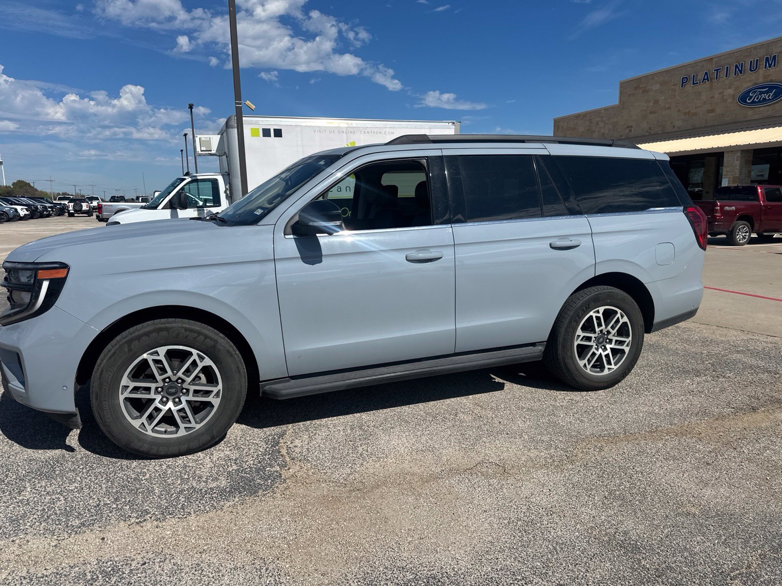 Used 2025 Ford Expedition Active RWD image 2