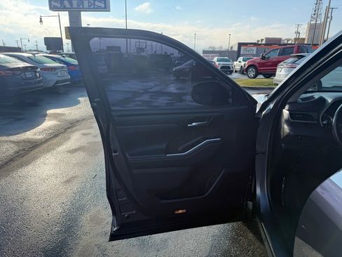 Used 2021 Toyota Highlander XLE image 24