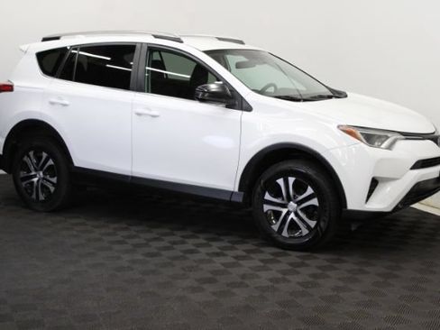 Used 2017 Toyota RAV4 LE AWD/4WD image 3