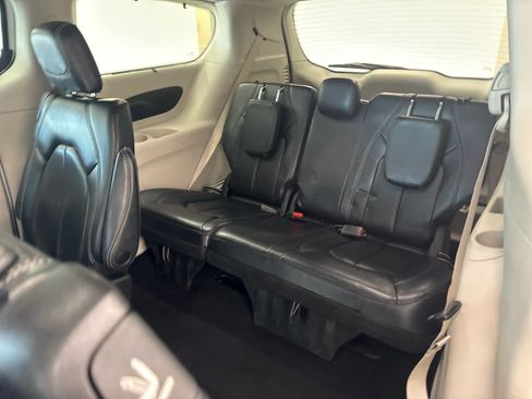 Used 2022 Chrysler Pacifica Touring-L FWD image 12
