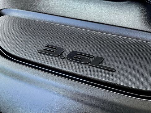Used 2024 Chrysler Pacifica Touring-L FWD image 34