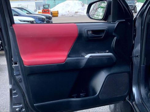 Used 2016 Toyota Tacoma SR5 w/ SR5 Appearance Package (SN) image 22