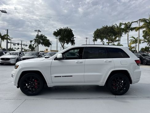 Used 2018 Jeep Grand Cherokee Altitude RWD image 27