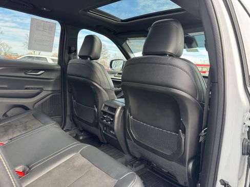 Used 2024 Jeep Grand Cherokee Altitude AWD/4WD image 16