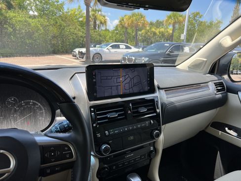 Used 2023 Lexus GX 460 Premium w/ Accessory Package AWD/4WD image 31