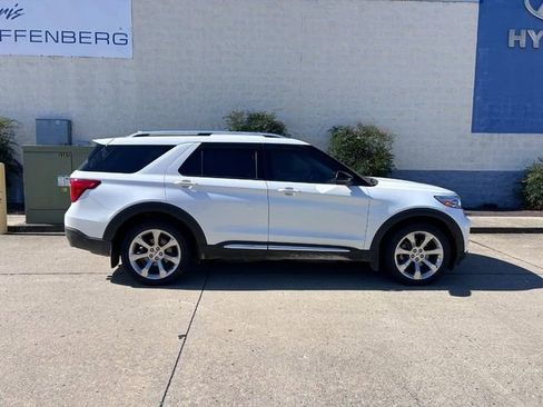 Used 2020 Ford Explorer Platinum w/ Premium Technology Package image 2