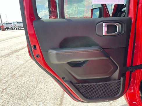 Used 2025 Jeep Wrangler Unlimited Sahara w/ Safety Group image 16