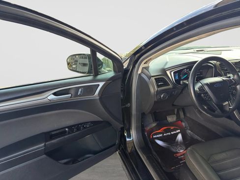 Used 2017 Ford Fusion SE w/ Fusion SE Technology Package FWD image 11