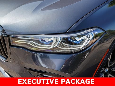 Used 2022 BMW X7 M50i image 3