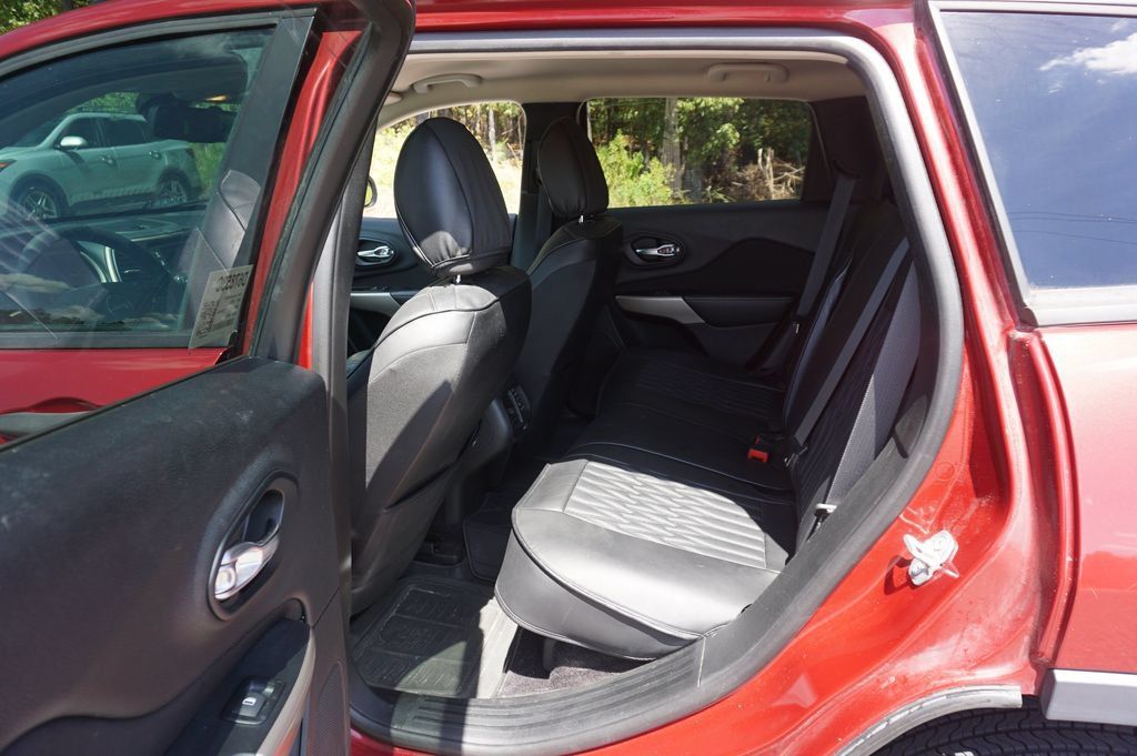 Used 2017 Jeep Cherokee Sport FWD image 12