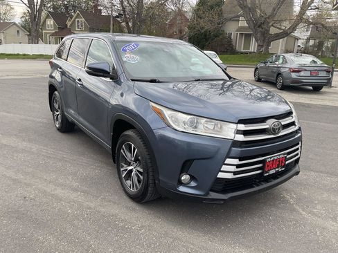 Used 2017 Toyota Highlander Plus AWD/4WD image 7