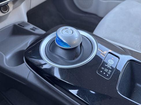 Used 2016 Nissan Leaf SV image 11