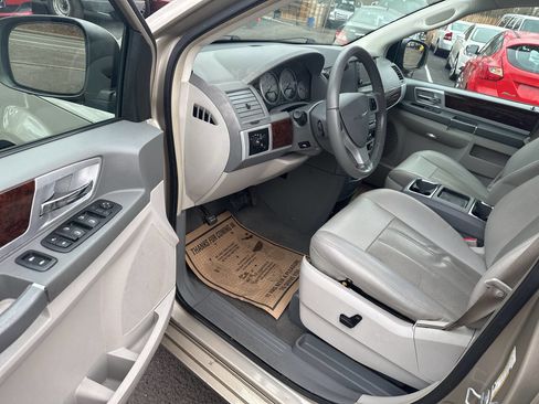 Used 2009 Chrysler Town & Country Touring image 10