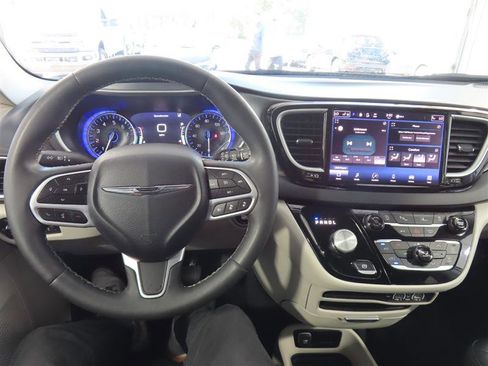 Used 2024 Chrysler Pacifica Touring-L FWD image 21