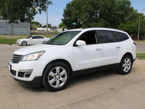 Used 2017 Chevrolet Traverse LT w/ Style and Technology Package AWD/4WD image 4