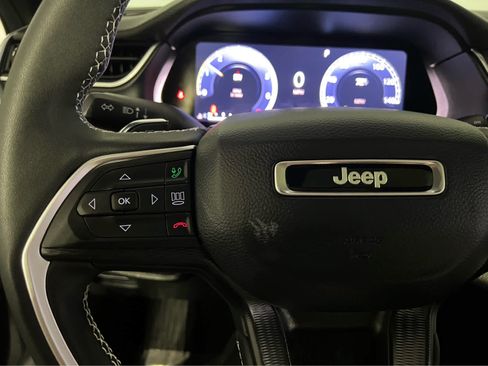Used 2025 Jeep Grand Cherokee Altitude AWD/4WD image 19