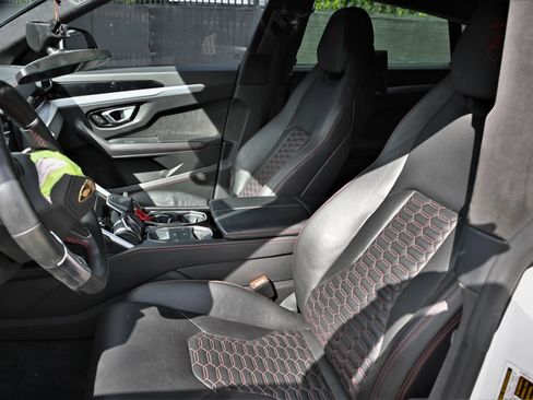 Used 2019 Lamborghini Urus AWD/4WD image 11