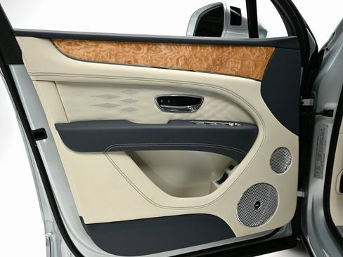 Certified 2025 Bentley Bentayga Extended Wheelbase image 20