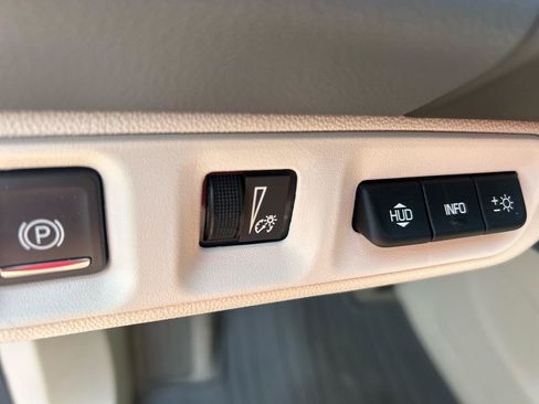 Used 2023 GMC Acadia Denali w/ Denali Ultimate Package FWD image 17