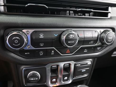 Used 2025 Jeep Wrangler Sport image 17