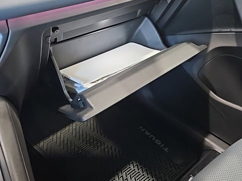 New 2025 Volkswagen Tiguan SE image 30