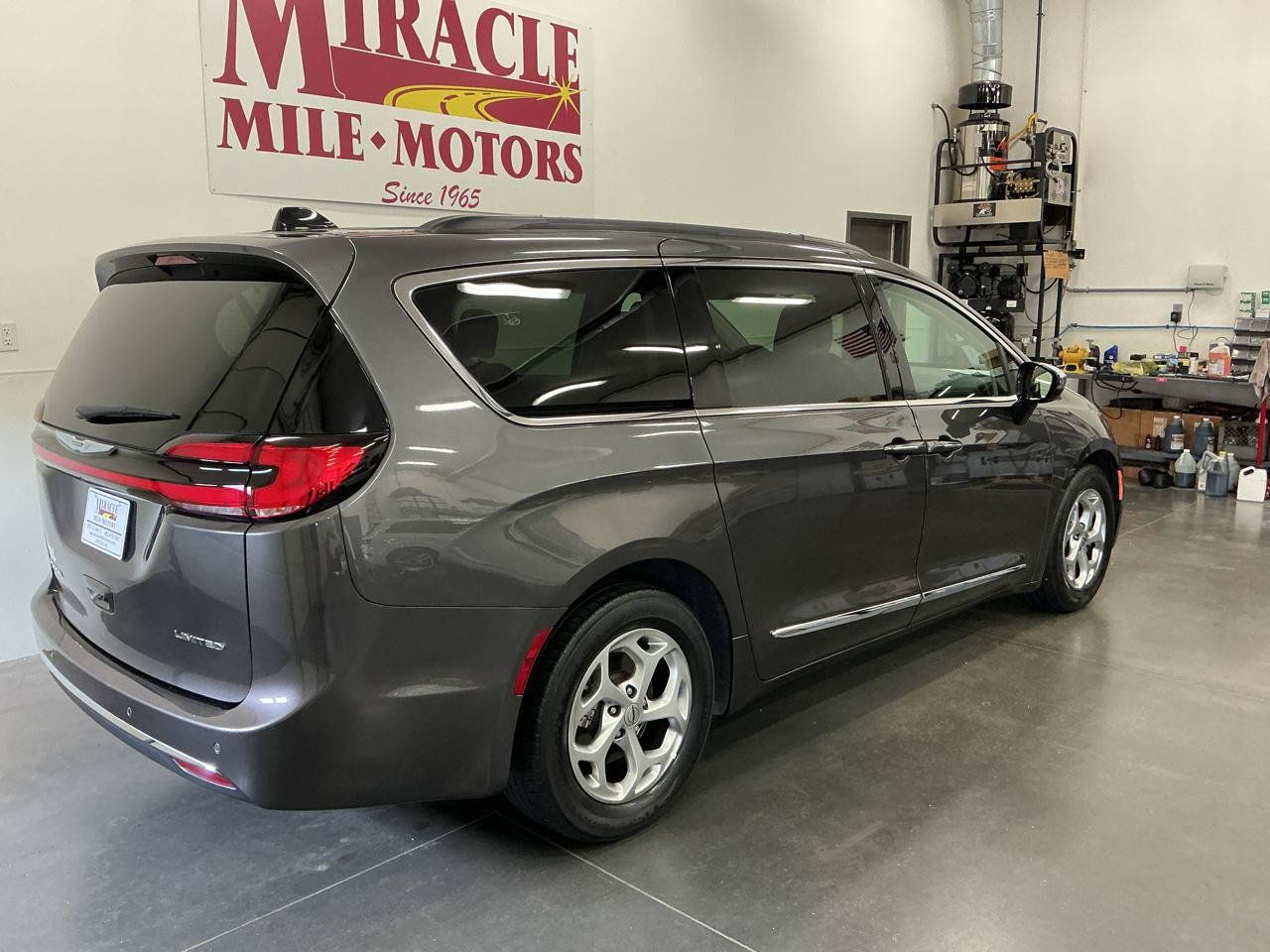 Used 2023 Chrysler Pacifica Limited FWD image 7