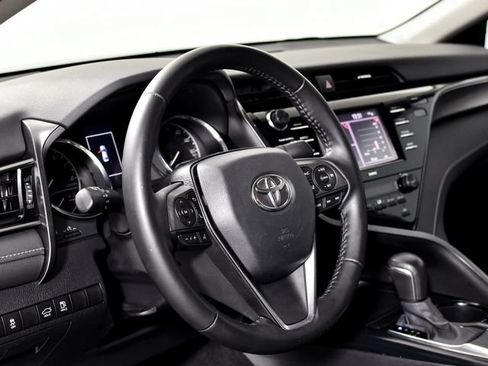Used 2020 Toyota Camry SE FWD image 19