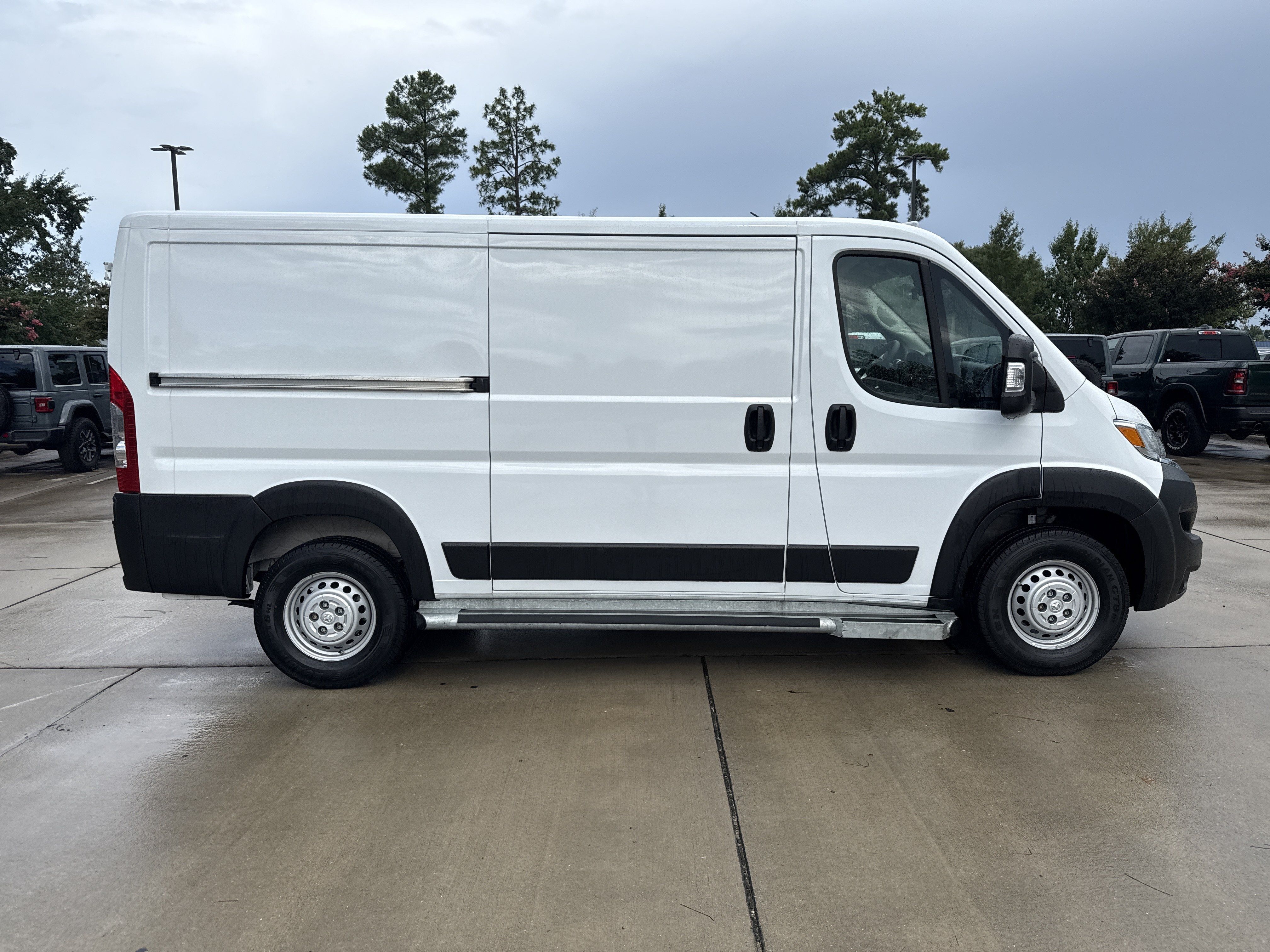 Used 2025 RAM ProMaster 2500 w/ U-Haul Equipment Group FWD image 10