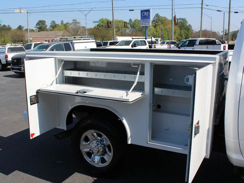 Used 2024 RAM 2500 Tradesman w/ Chrome Appearance Group image 17