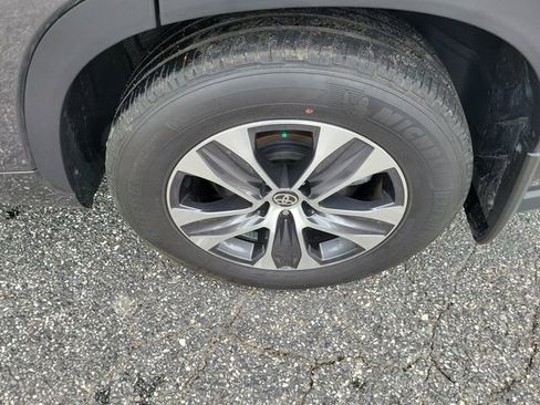 Used 2024 Toyota Highlander XLE image 6