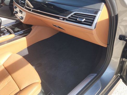 Used 2022 BMW 750i xDrive w/ Executive Package image 35