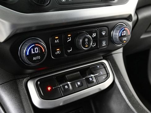 Used 2023 GMC Acadia SLT image 16