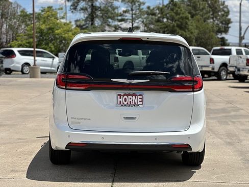 New 2025 Chrysler Pacifica Select image 4