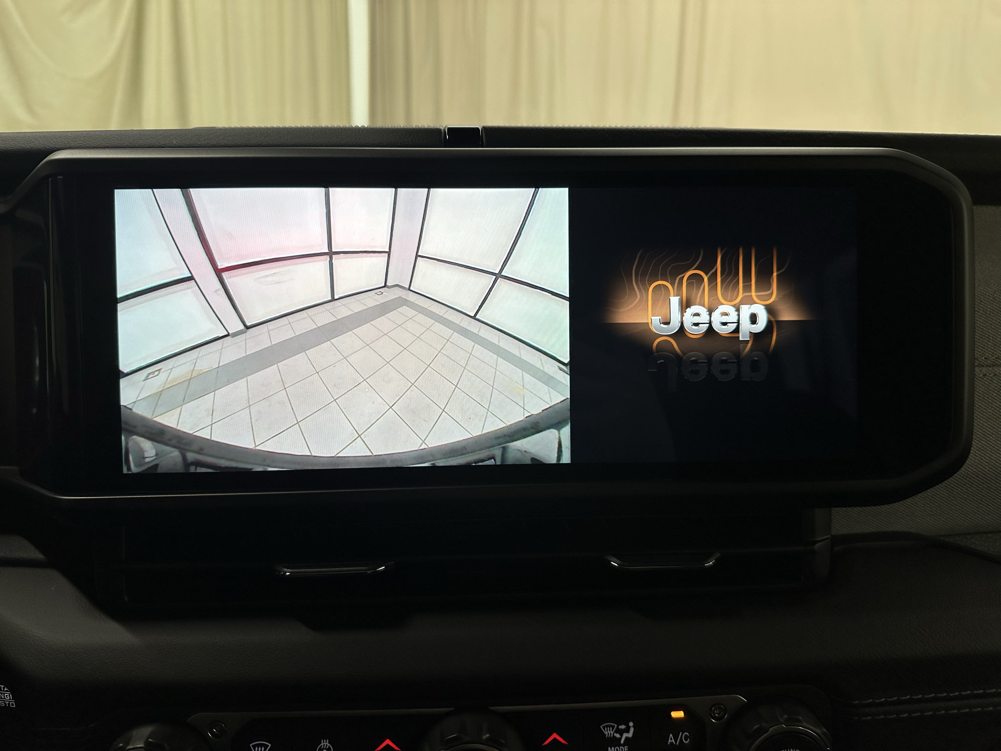 Used 2025 Jeep Wrangler Unlimited Sahara AWD/4WD image 33