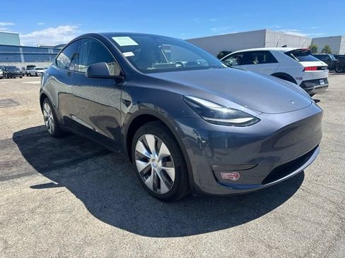 Used 2023 Tesla Model Y 2WD image 3