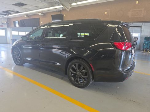 Used 2019 Chrysler Pacifica Limited w/ S Appearance Package FWD image 4