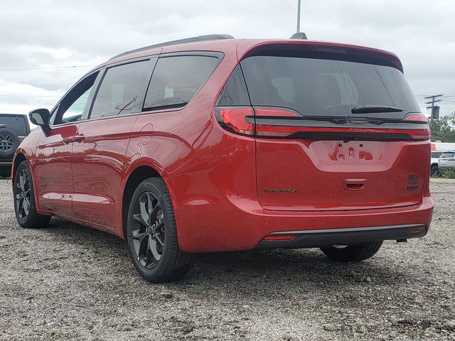 New 2027 Chrysler Pacifica Select FWD image 3