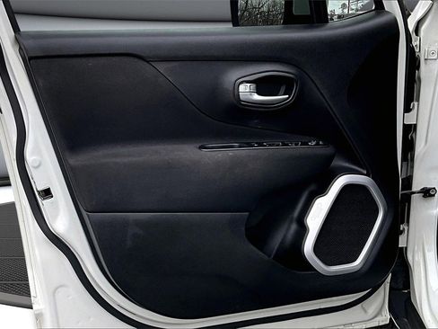 Used 2020 Jeep Renegade Latitude image 18