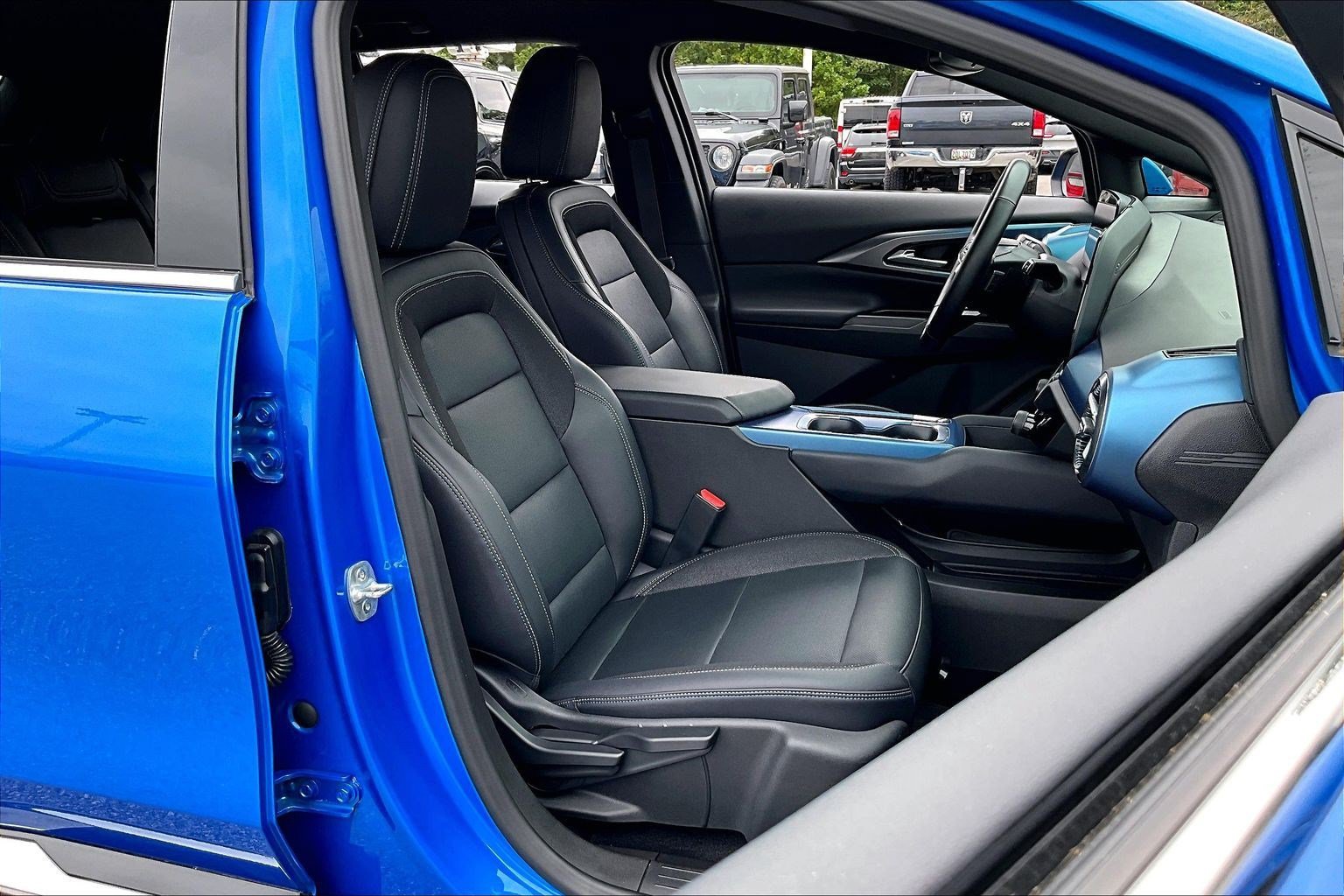 Used 2025 Chevrolet Equinox EV LT w/ Convenience Package FWD image 7