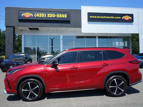 Used 2021 Toyota Highlander XSE AWD/4WD image 2