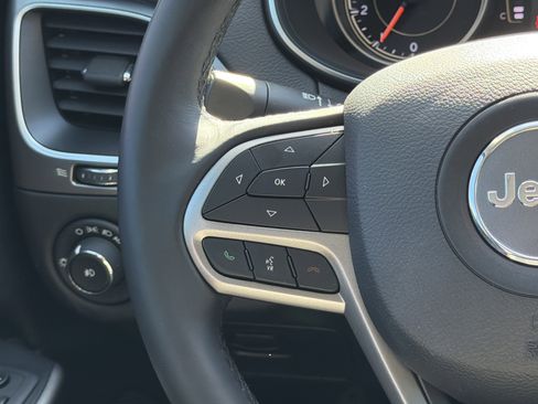 Used 2020 Jeep Cherokee Latitude Plus w/ Comfort/Convenience Group image 25