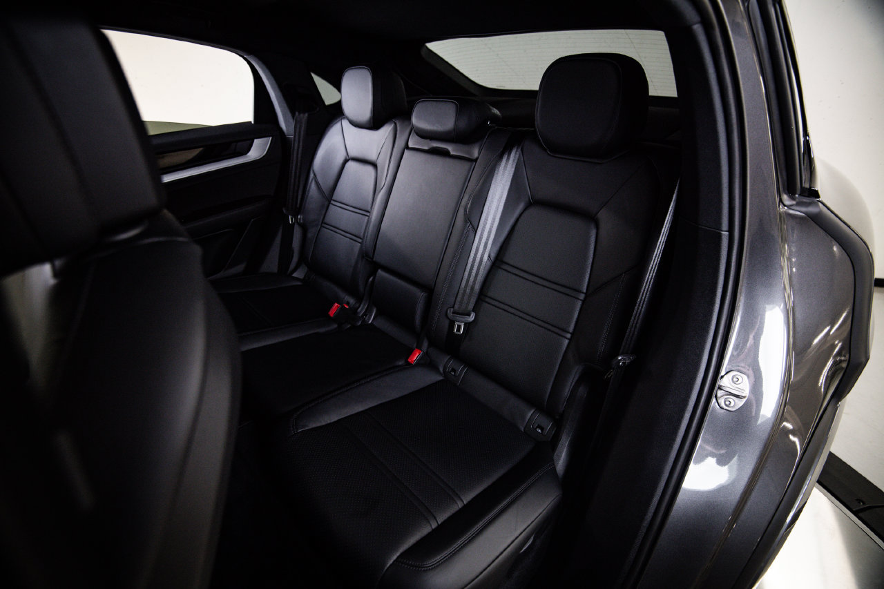 Certified 2024 Porsche Cayenne Coupe AWD/4WD image 24