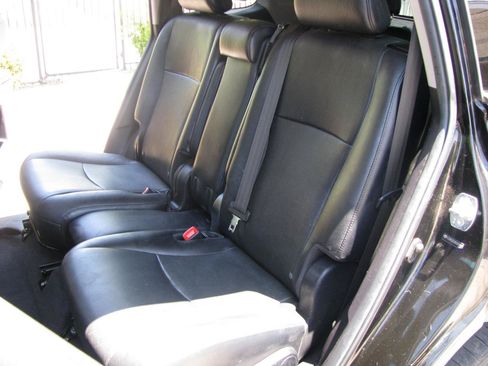 Used 2011 Toyota Highlander Limited w/ Tow Pkg FWD image 10