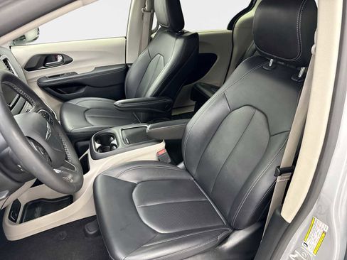 Used 2024 Chrysler Pacifica Touring-L image 19