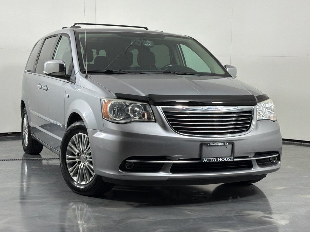 Used 2014 Chrysler Town & Country Touring-L FWD image 2