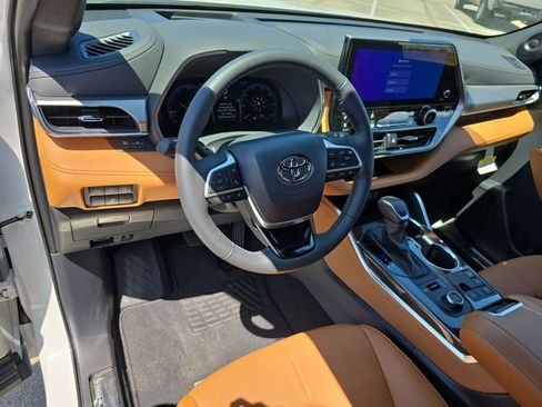New 2026 Toyota Highlander Platinum image 17