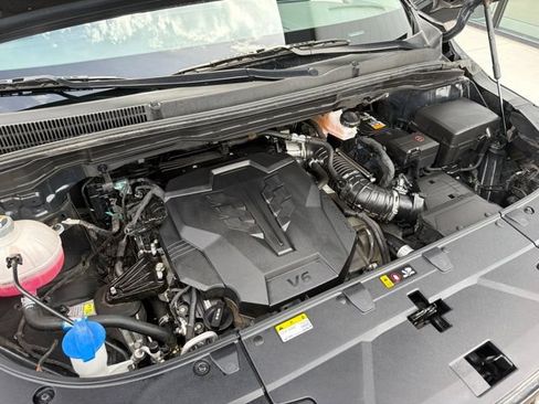 Used 2025 Kia Carnival FWD image 24