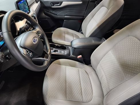 Used 2022 Ford Escape SE w/ SE Sport Appearance Package image 31